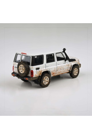 1:64 2014 Toyota Land Cruiser 76 Off Road Effect