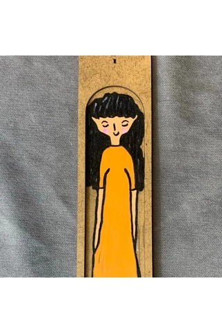 Uretti - Pınar 2572 - El Yapımı Turuncu Elbiseli Şirin Kız Ahşap Tütsü Kayığı - 5 X 25 Cm 1 Adet