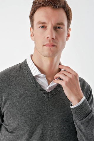 Slimfit V Yaka Düz Basic Model Pamuklu Erkek Uzun Kol Triko Kazak 001