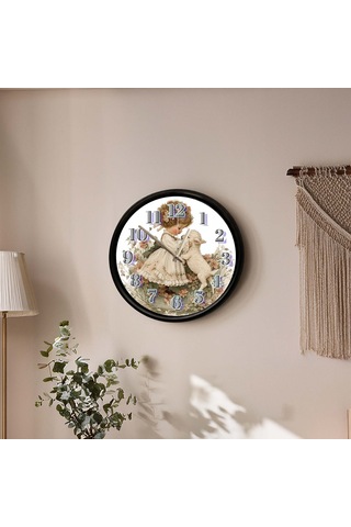 Sevimli Kız Çocuğu Ve Kuzu Dostluğu Temalı Dekoratif Duvar Saati 28 Cm Sessiz Mekanizma Çok Renkli