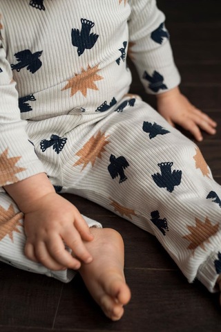 Antebies Organik Gots Sertifikalı Kuş & Güneş Desenli, Bel Lastikli Bağcıklı Bebek Pantolonu Gri
