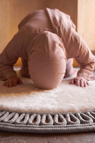 Merplush Mihraplı Peluş Seccade 75x130 Cm Süet Taban Yıkanabilir Yumuşak Namaz Halısı Krem - Gri