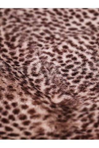 Naturel Leopar: Hakiki Hayvan Derisi Aksesuarıyla Evinizdeki