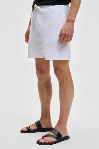 Grimelange LEYTON Erkek Relaxed Fit Çift Cepli Beli Lastikli Keten Karışımlı Dokuma Beyaz Şort & Bermuda