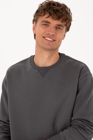 U.S. Polo Assn. Erkek Comfort Fit Bisiklet Yaka Şardonlu Gri Basic Sweatshirt 50313757-VR024