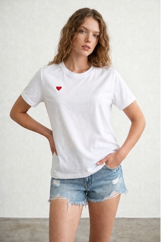 Küçük Kalp Desenli Beyaz T-shirt