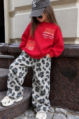 Monila Kız Çocuk Kırmızı Baskılı Pamuklu Sweatshirt Ve Gri Leopar Baskılı Eşofman Alt Üst Takım