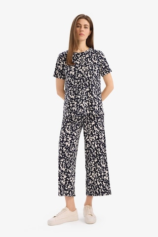 DeFacto Regular Fit 2'li Takım Bürümcük Kumaş Desenli Kısa Kolu Üst Esnek Belli Kapri Alt F1478AX25SPNV251