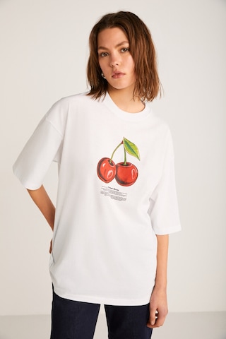 Grımelange Odalys Kadın %100 Organik Pamuklu Oversize Fit Bol Kesim Kiraz Baskılı Bisiklet Yaka Beyaz T-shirt