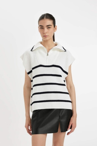 Defacto Regular Fit Çizgili Yarım Fermuarlı Dik Yaka Selanik Kumaş Triko Süveter C9307AX24WNER105 Ekru