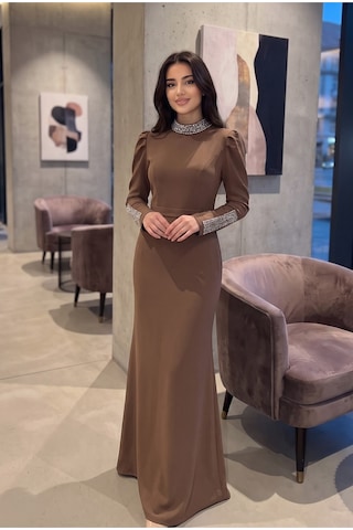 Dorne Moda Taş İşlemeli Yaka Ve Kol Detaylı Uzun Davet Elbisesi Kahverengi Kahverengi