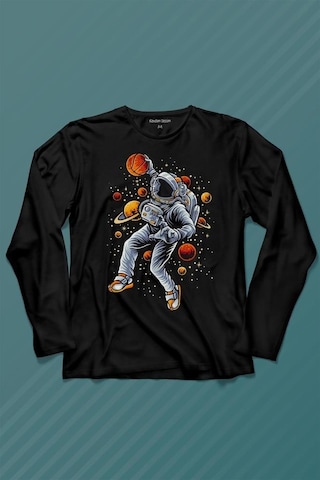 Uzayda Satürn Gezegeni Yanında Basketbol Oynayan Astronot Uzun Kollu Tişört Baskılı Çocuk T-shirt 001