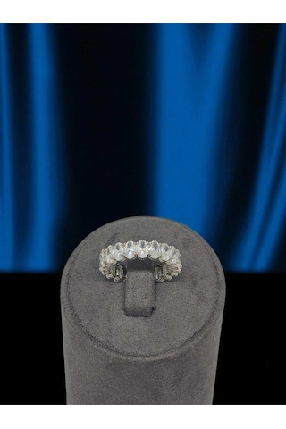 925 Ayar Gümüş Tam Tur Oval Taşlı Yüzük Işıltılı Ve Gösterişli Tasarım Gümüş