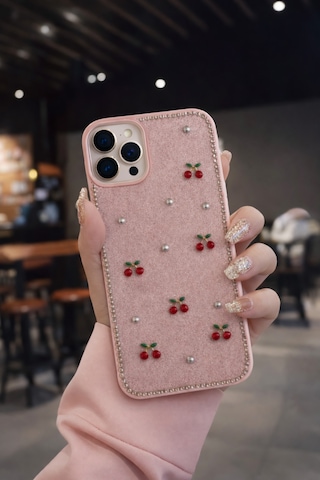 Apple Uyumlu iPhone 16 Pro Max Kiraz Figürlü Simli İnci Taşlı Lüx Silikon Kılıf Pembe