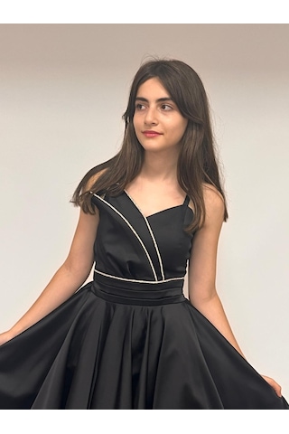 Kız Çocuk Abiye Siyah Saten Asimetrik Yaka Taş Kordon Detaylı Askılı Önü Kısa Kuyruklu Abiye Elbise 10-15 Yaş Siyah