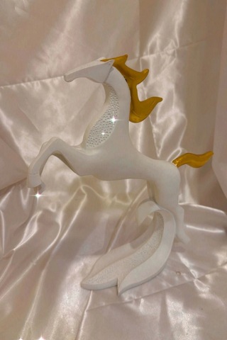 Avatar Kaideli Kübik Şahlanan Uçan At Beyaz