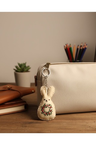 1 Adet El Yapımı Keçeden Ekru Tavşan Anahtarlık