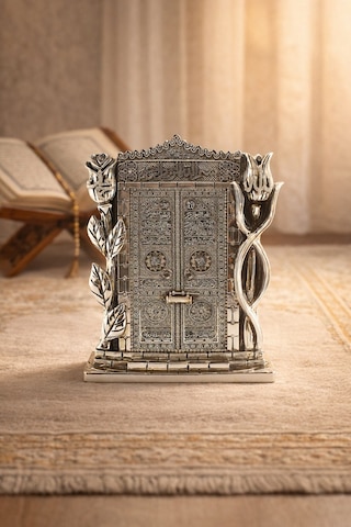 Taş İşlemeli Gümüş Biblo Allah & Muhammed S.a.v Kâbe Kapısı Taşlı Figürlü Masa Üstü Biblo 25 Cm Gri