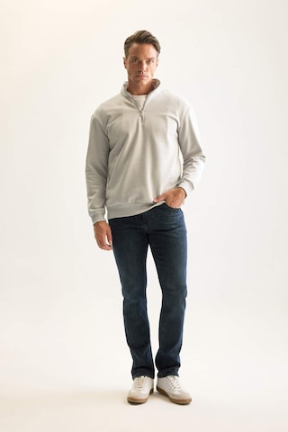 DeFacto Gri 3 İplik Pamuklu Şardonlu İçi Polarlı Comfort Regular Fit Rahat Kalıp Dik Yaka Fermuarlı Kalın Sweatshirt D9067AXNSGR253