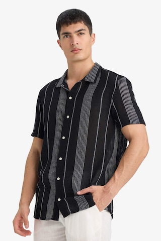 DeFacto Regular Fit Yazlık Polo Yaka Pamuklu Kısa Kollu Gömlek D7662AX25SPBK81