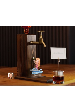 Bk Gift Kişiye Özel Tatilci Kadın Karikatürlü Musluklu Ahşap Viski Standı-3, Viski Çeşmesi, Doğum Günü Hediyesi, İçecek Dispenseri