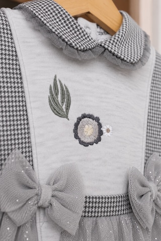 Babyhola Özel Tasarım Kız Bebek Etekli Tulum Çiçek Nakışlı Quenn Collection Yenidoğan Bebek Hediyesi 14031 Gri