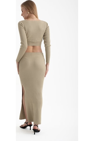 Hiccup 2 Parça: V Yaka Uzun Kollu Crop Top & Yüksek Bel Yırtmaçlı Maxi Etek Bej Doğal