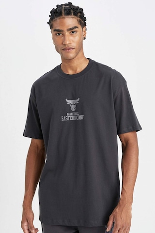 DeFactoFit NBA Chicago Bulls Standart Fit Bisiklet Yaka Baskılı Pamuklu Kısa Kollu Tişört C9264AX24AUAR231