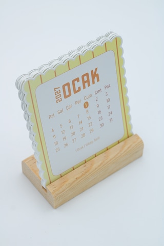 Ahşap Standlı Dalgalı Kesim Sarı Çizgili 2027 Masaüstü Takvimi 8,5x9,5 Cm - Estetik Yeni Yıl Hediyesi Çok Renkli