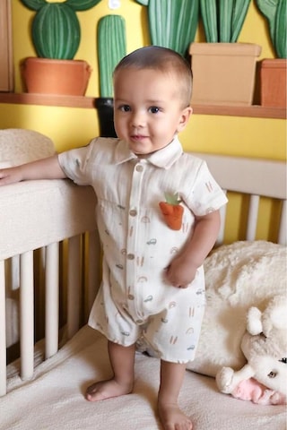 Altıntaş Baby Havuç Aksesuarlı Araba Desenli Müslin Erkek Bebek Tulum Bej Bej