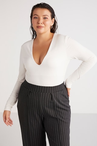 ETHIQUET MARJABB Kadın Slim Fit Dar Kesim Vücudu Tamamen Saran Çıtçıtlı V Yakalı Ekru Büyük Beden Bluz
