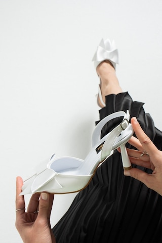 Lebibe Shoes Ramıe Beyaz Kadın 7 Cm Topuklu Fiyonklu Bantlı Önü Kapalı Sivri Burunlu Saten Abiye Ayakkabı