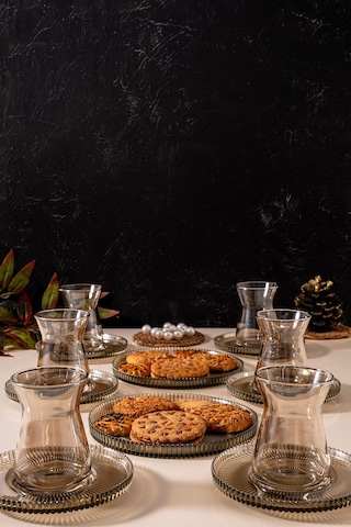 Mest Irem 18 Parça 6 Kişilik Füme Pasta Tabaklı Çay Bardağı Seti 132 Cc - Modern Ve Zarif Siyah