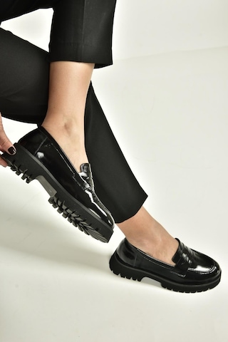Fox Shoes V944086108 Siyah Hakiki Deri Rugan Kalın Tabanlı Makosen Ayakkabı Siyah