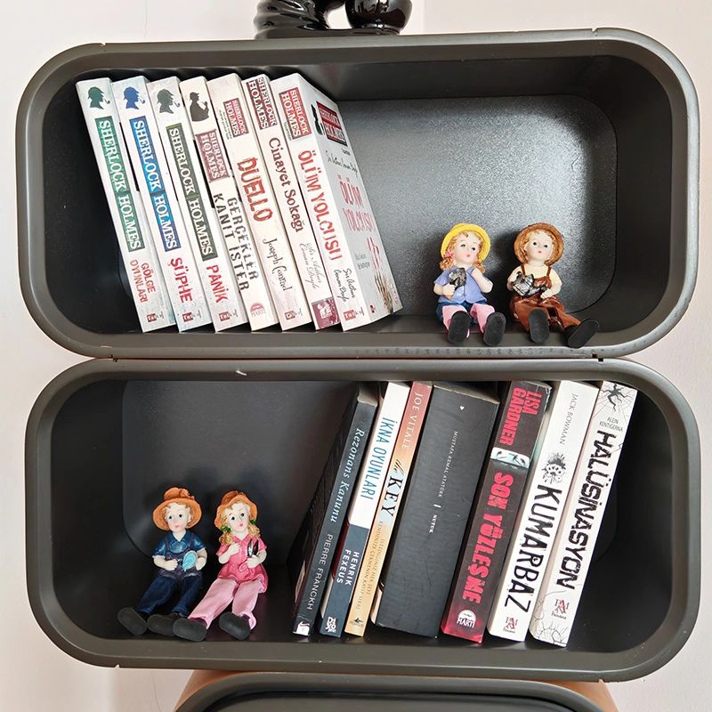 Sallanan Ayaklı Kova Taşıyan Ve Bahçe Makası Tutan Çocuk Biblosu