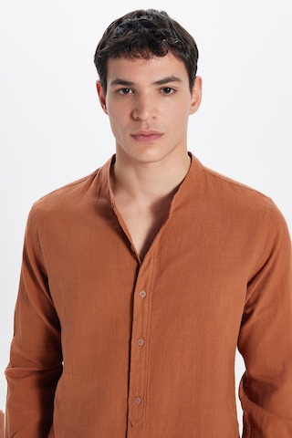Tudors Erkek Slim Fit Dar Kesim Uzun Kollu %100 Pamuk Keten Doku Hakim Yaka Kiremit Renk Gömlek-28837 Kiremit