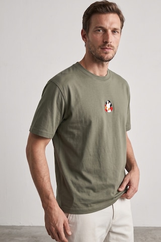 Elemge %100 Pamuk Compact Penye Süprem Haki Penguen Nakışlı Trend Fit Erkek Tok Kumaş T-shirt Rahat Kesim