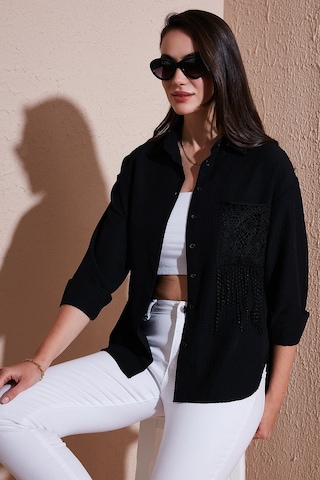Lela Regular Fit Güpürlü Cep Detaylı Uzun Kollu Bayan Gömlek 6773215 Siyah