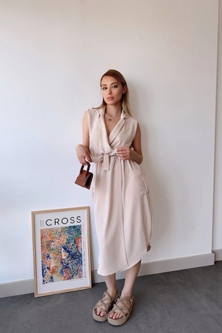 Kadın Bej Kalın Askılı, Kruvaze Yaka, Düz Desen, Aerobin Yırtmaçlı, Kemerli Midi Elbise Bej