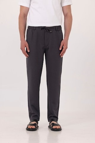 Sabri Özel Antrasit Dokulu Arka Lastikli Köprü Kemerli Bağcıklı Slim Fit Jogger Pantolon Sabri Özel Antrasit Dokulu Arka Lastikli Köprü Kemerli Bağcıklı Slim Fit Jogger Pantolon