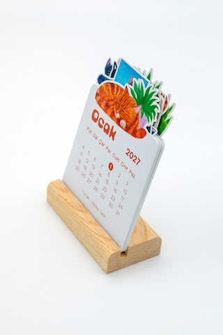 Ahşap Standlı Özel Kesim Kedi Tasarımlı 2027 Masaüstü Takvimi 8,5x12 Cm Çok Renkli