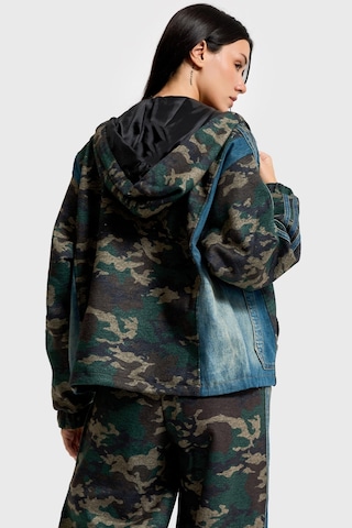 Kadın Kamuflaj Denim Karışımlı Bol Kesim Kapüşonlu Özel Tasarım Mont Ceket Kamufulaj