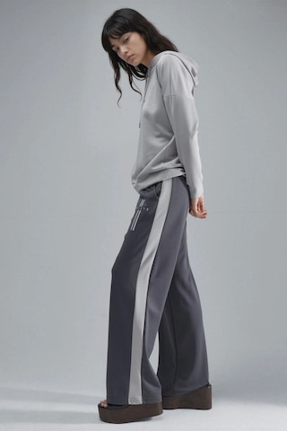 Hiccup Modal Dokulu Kapüşonlu Sweatshirt Ve Şerit Detaylı Pantolon Takımı Bersan Collection Gri
