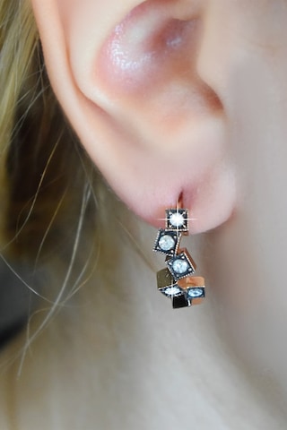 Kare Tasarım Asimetrik Elmas Küpe