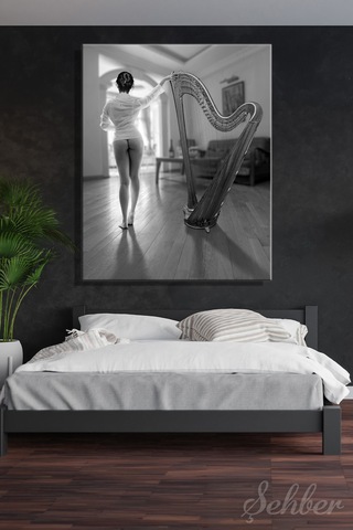 Arp'ın Yanında Duran Beyaz Gömlekli Kadın Siyah Beyaz Fotoğraf Dikey Kanvas Tablo Tekli 3197