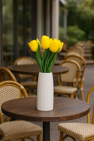 Vazoda Islak Görünümlü Yapay Sarı Laleler Modern Dekor Aranjmanı Vazo + 8 Li Güller Beyaz