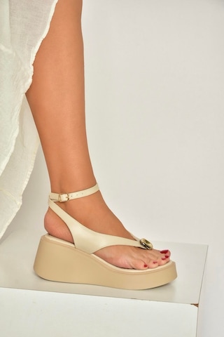 Fox Shoes Y973465909 Bej Parmak Arası Dolgu Tabanlı Kadın Sandalet Bej