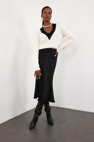 Siyah Saten Volanlı Etek 17000 Siyah