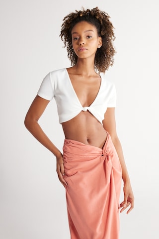 Wrangler Regular Fit Normal Kesim V Yaka Beyaz Crop Bluz Beyaz