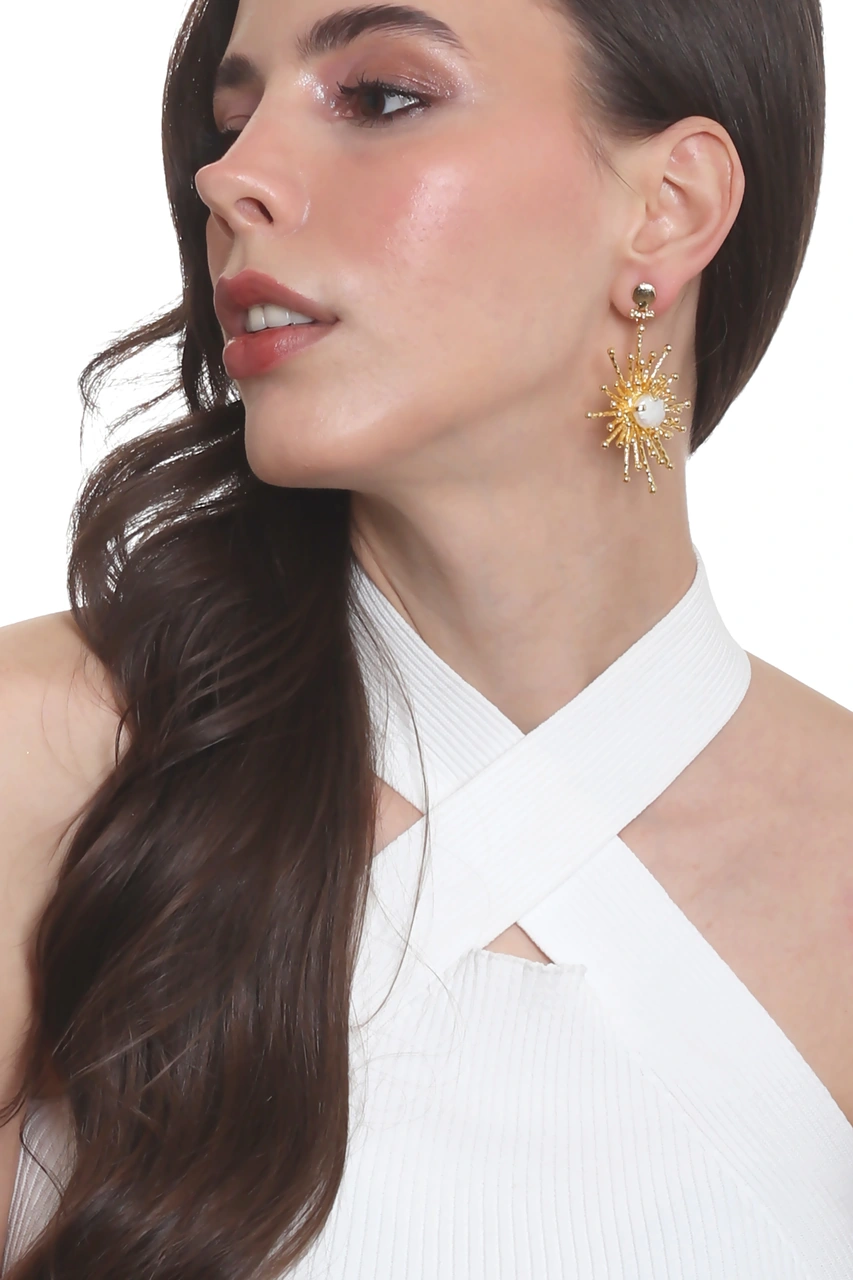 Labalaba Kadın Altın Renk Kaplama Sedef Detaylı Çivili Model Büyük Güneş Küpe altın